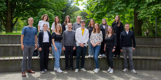 Gruppenfoto der Teammitglieder des Lehrstuhls im Juni 2024 auf dem Campus.