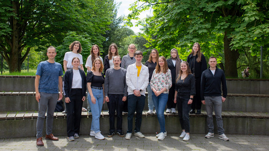 Gruppenfoto der Teammitglieder des Lehrstuhls im Juni 2024 auf dem Campus.