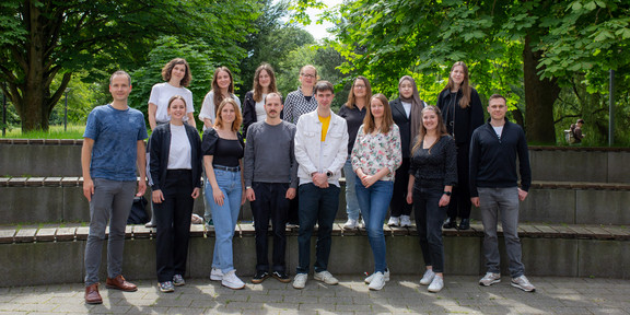 Gruppenfoto der Teammitglieder des Lehrstuhls im Juni 2024 auf dem Campus.