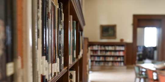Bücherregal in einer Bibliothek