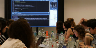 Ein Smartboard zeigt den behandelten Code im Workshop