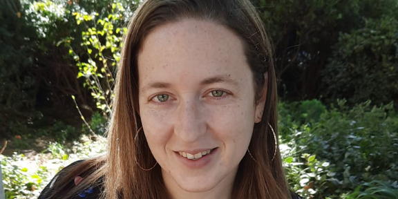 Portrait-Foto von PhD Michal Yehudit Levinsky draußen in einem Park.