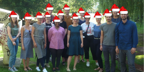 Gruppenfoto des Lehrstuhl mit Weihnachtsmützen