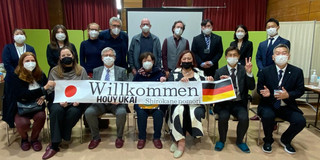 Martina Brandt und Monika Reichert von der TU Dortmund und Kolleg*innen bei einem Besuch im „Integrated care center“ Houyukai, Tokio. 