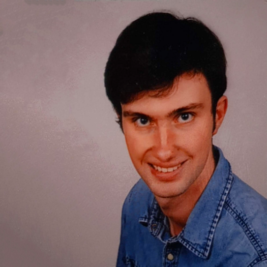 Portrait photo of Lennart Schwarz against a beige background.