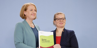 Prof. Dr. Martina Brandt gemeinsam mit der Bundesseniorenministerin Lisa Paus bei der Vorstellung des Neunten Altenberichts auf der Pressekonferenz.