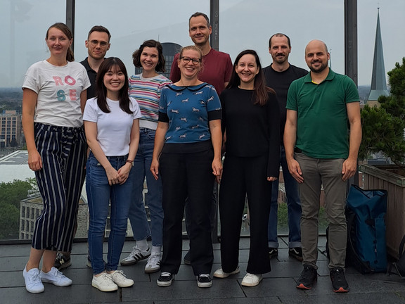 Die Teilnehmerinnen und Teilnehmer des Lehrstuhlkolloquiums vom 6. September 2024 stehen lachend für ein Gruppenfoto auf einem Aussichtspunkt. Im Hintergrund ist die Dortmunder Skyline zu sehen.