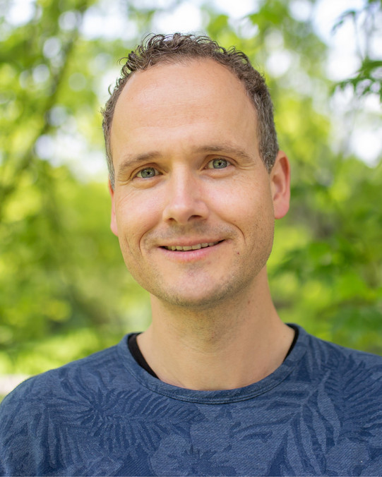 Portraitfoto von Robert Heidemann im Juni 2024 auf dem Campusgelände.