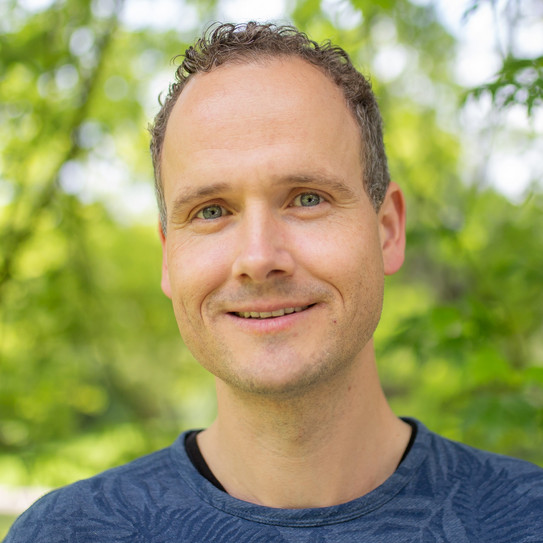 Portraitfoto von Robert Heidemann im Juni 2024 Portraitfoto von Robert Heidemann im Juni 2024 auf dem Campusgelände.