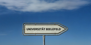 A signpost to Bielefeld University (symbolic image)