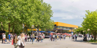 North Campus Campusleben mit Studierenden vor der Mensa